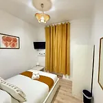 Travelers House Homestay *