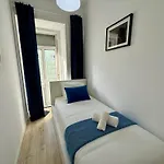 Travelers House Homestay *