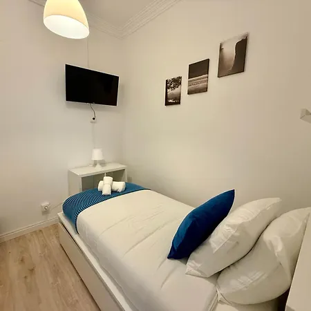 Travelers House Homestay *